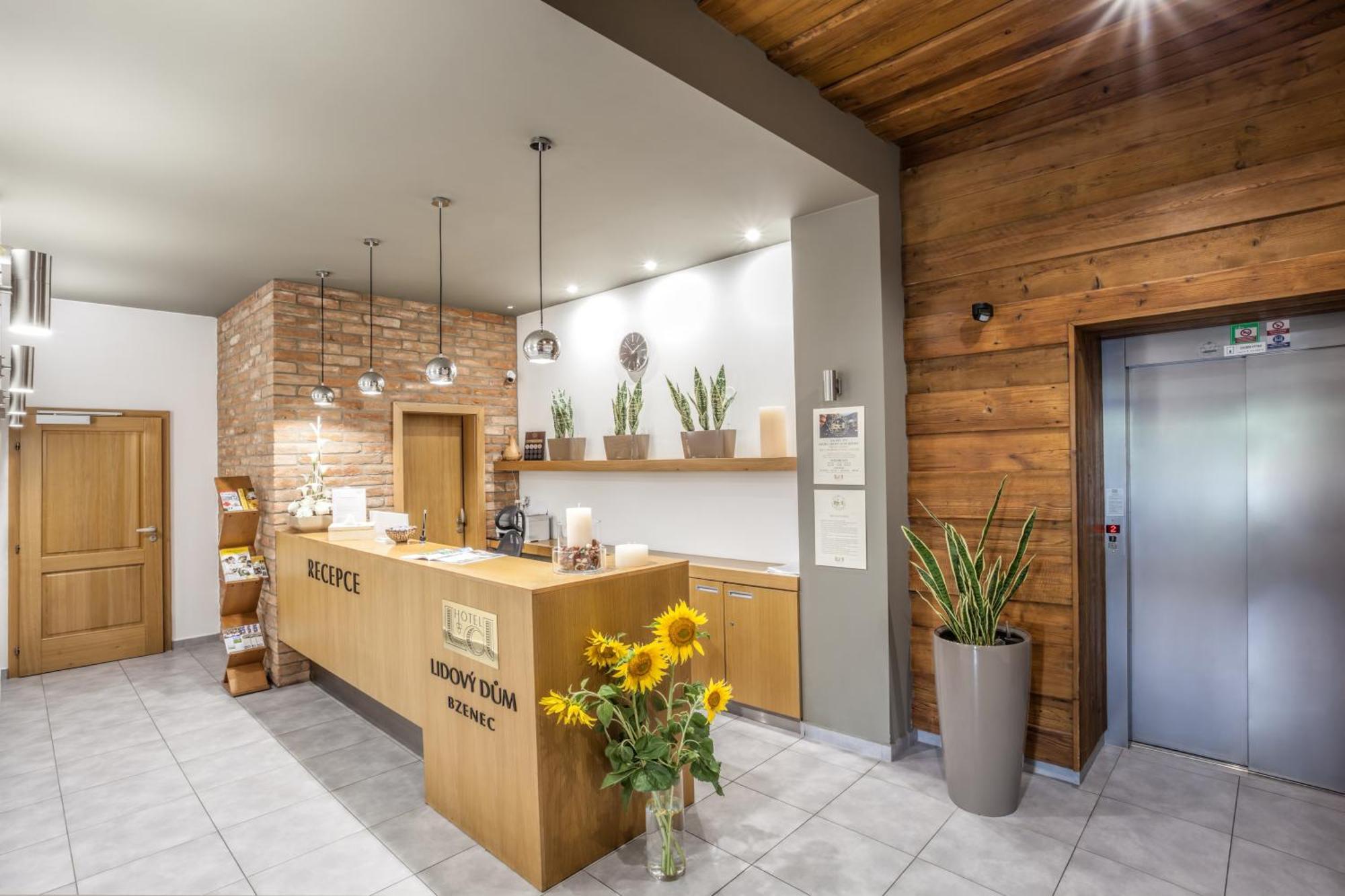 Hotel Lidovy Dum Bzenec Dış mekan fotoğraf